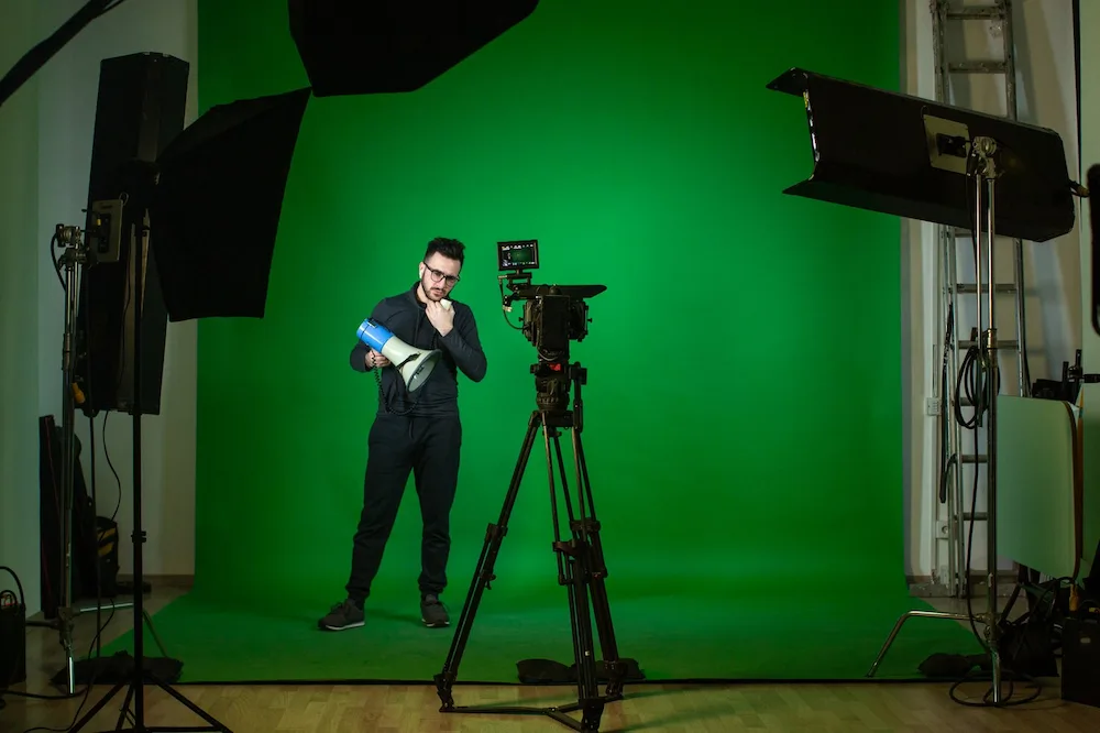 در ضبط استودیویی استفاده از پرده سبز بهتر است یا دکور واقعی؟ | استودیو نمادیده 1404